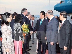 Prime Minister Nguyen Tan Dung (blue tie) was welcomed at the airport (Photo: VNA)